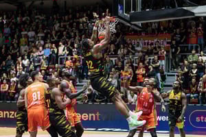 MHP-RIESEN-Ludwigsburg-Business-Dunk